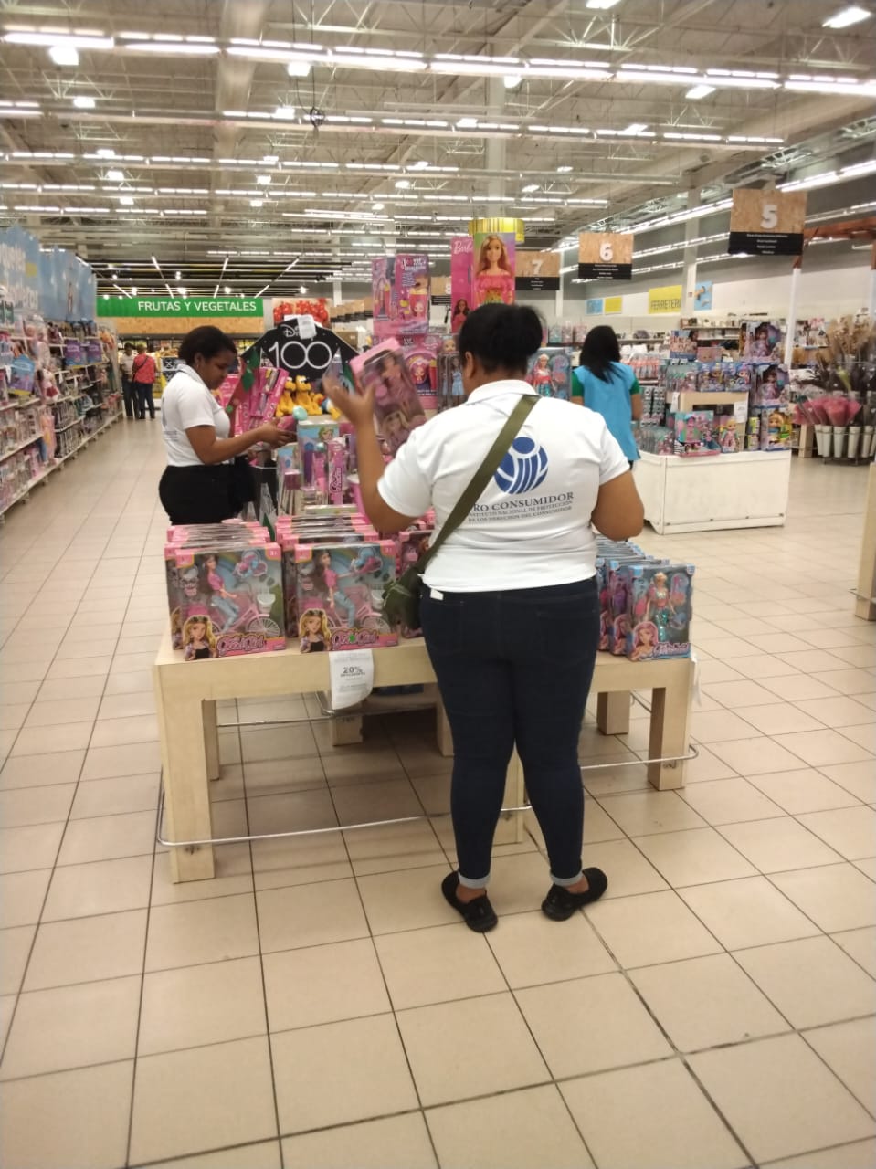 En este momento estás viendo Pro Consumidor realiza primer operativo del año verificando ofertas con motivo del Día de Reyes