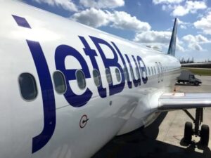 Lee más sobre el artículo Pasajeros de JetBlue realizan protestas