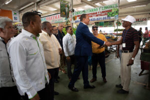 Lee más sobre el artículo Pro Consumidor supervisa productos agrícolas del programa “A Comer: Del Campo al Colmado”