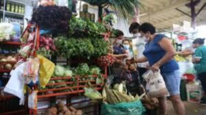 Lee más sobre el artículo Altos precios de alimentos afectan a vendedores y consumidores