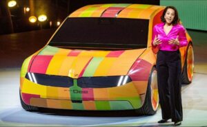 Lee más sobre el artículo BMW  presentó un nuevo automóvil cambia de color