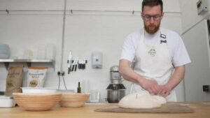 Lee más sobre el artículo Científicos británicos intentan crear un pan blanco tan saludable como el pan integral: ¿cuál es la diferencia entre ambos?