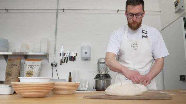En este momento estás viendo Científicos británicos intentan crear un pan blanco tan saludable como el pan integral: ¿cuál es la diferencia entre ambos?