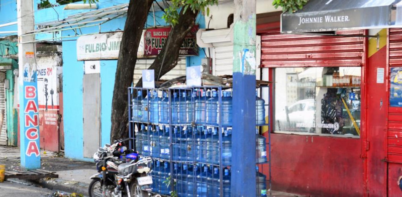 En este momento estás viendo Hoy vence el plazo para colmados reubicar botellones de agua