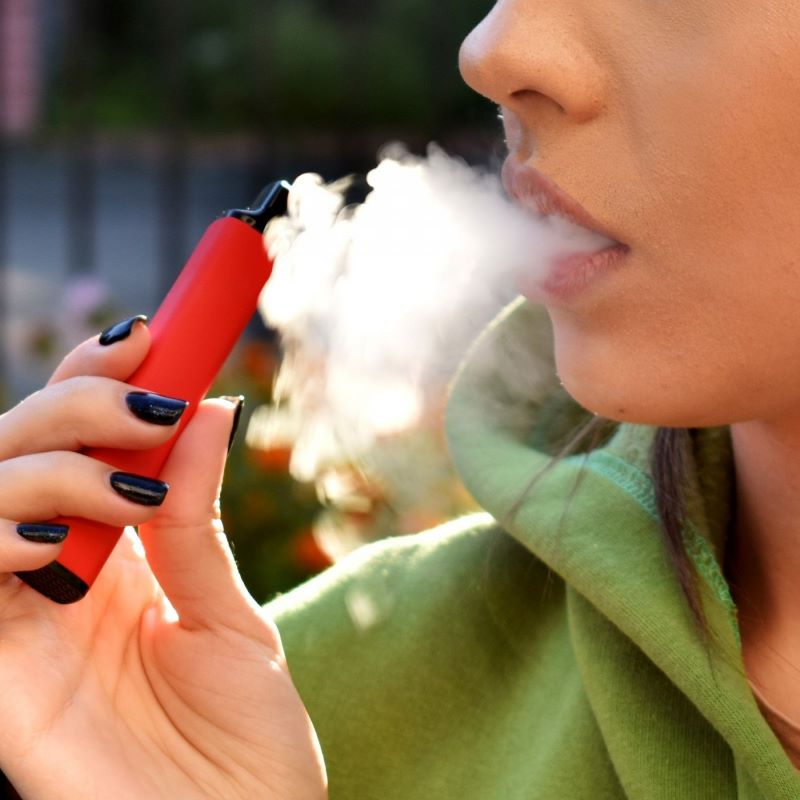 En este momento estás viendo Nuevas tasas para productos de tabaco y los vapes; comerciantes dicen «matarían» al sector
