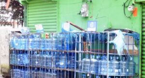Lee más sobre el artículo Eddy Alcántara advierte se aplicarán sanciones drásticas a comercios que no cumplan con el retiro de los botellones expuestos al sol