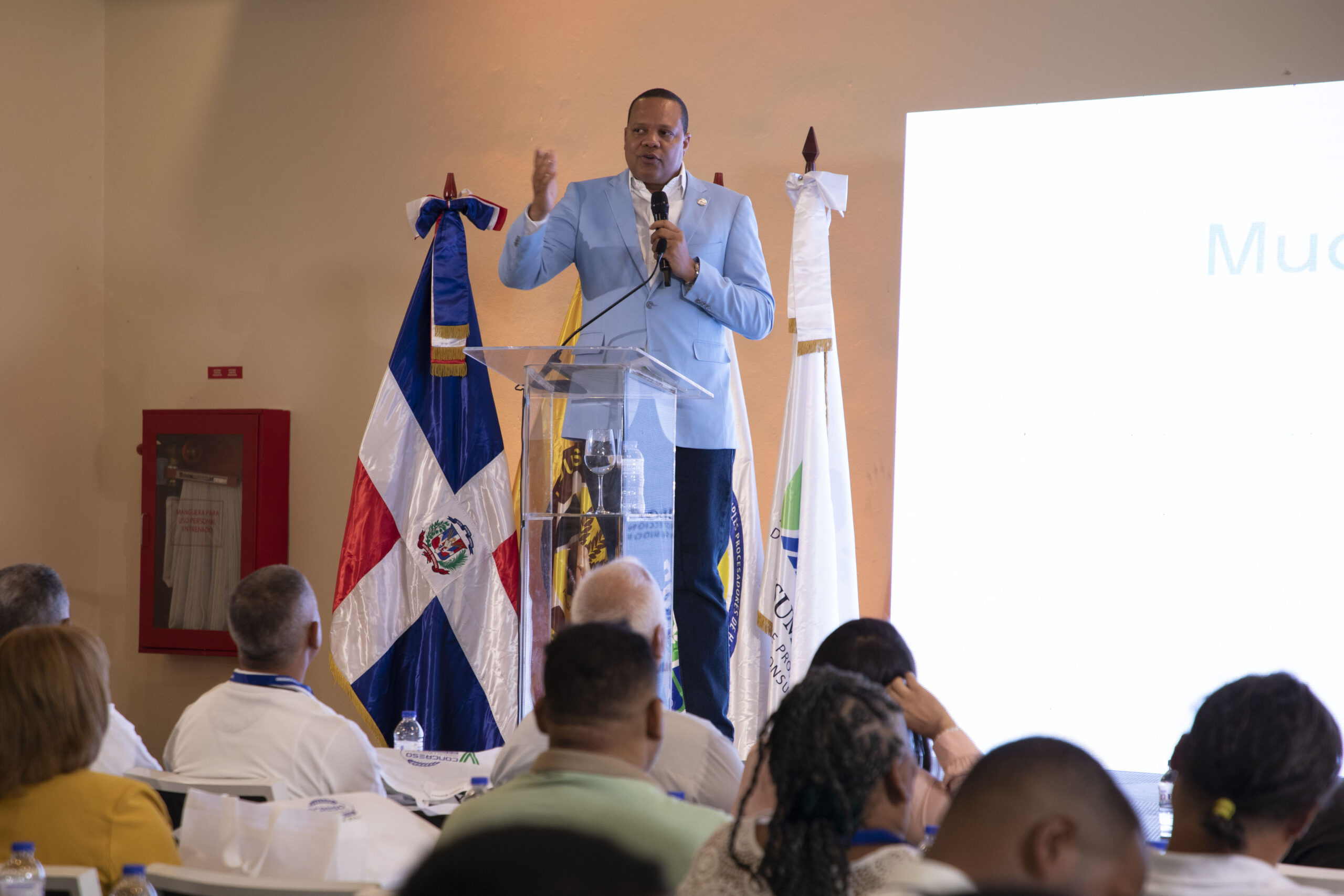 En este momento estás viendo Eddy Alcántara dice reforma fiscal procura mantener dinamismo y crecimiento de economía dominicana