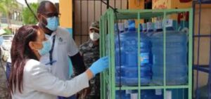 Lee más sobre el artículo Pro Consumidor hace advertencia a los comerciantes por botellones de agua expuestos al sol