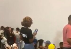 Lee más sobre el artículo Desde la madrugada, decenas de ciudadanos acampan frente a H&M en Ágora