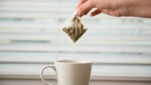Lee más sobre el artículo Bolsas de té comerciales liberan millones de microplásticos durante su uso