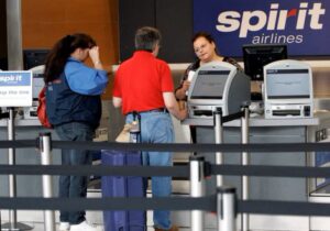 Lee más sobre el artículo Desde tatuajes obscenos hasta ropa transparente: Estas son las nuevas restricciones de Spirit Airlines