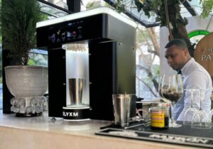 Lee más sobre el artículo Elyxm: La primera barra inteligente diseñada y fabricada en República Dominicana