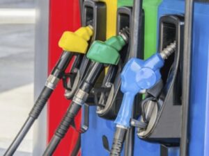 Lee más sobre el artículo Cuatro combustibles bajan de precio entre RD$5 y RD$10
