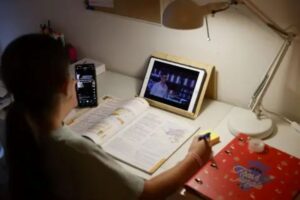 Lee más sobre el artículo ¿Cuánto está realmente afectando el tiempo frente a la pantalla al cerebro de su hijo?