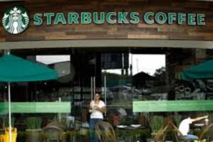 Lee más sobre el artículo Starbucks, la conocida cadena de cafeterías estadounidense, está cambiando su política de puertas abiertas ahy que comprar para poder estar dentro de ellas