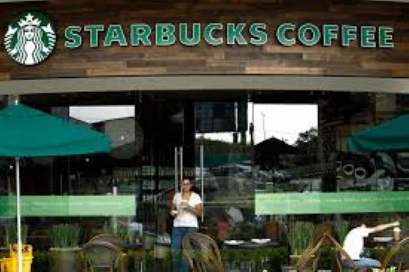 En este momento estás viendo Starbucks, la conocida cadena de cafeterías estadounidense, está cambiando su política de puertas abiertas ahy que comprar para poder estar dentro de ellas
