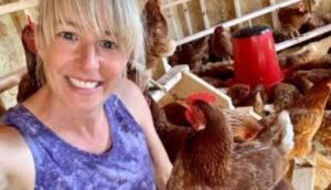 Lee más sobre el artículo En EE.UU. esta criando gallinas en sus casas debido al alto precio de los huevos