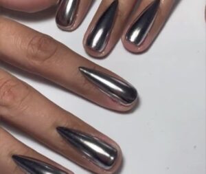 Lee más sobre el artículo Las «Reverse Nails»: La polémica tendencia que desafía lo convencional en manicura