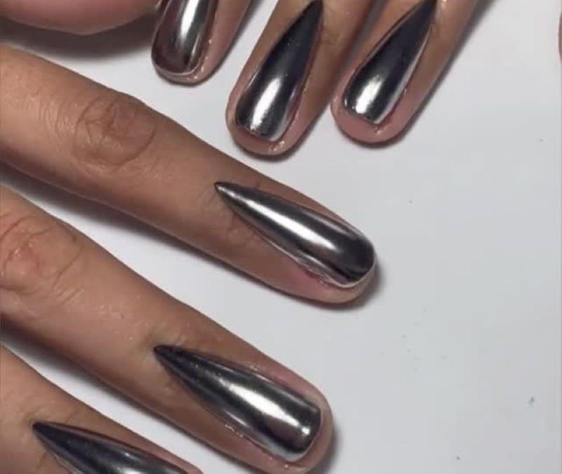 En este momento estás viendo Las «Reverse Nails»: La polémica tendencia que desafía lo convencional en manicura