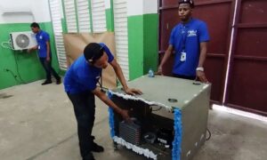 Lee más sobre el artículo Estudiantes crean mesa de dominó que enfría las cervezas
