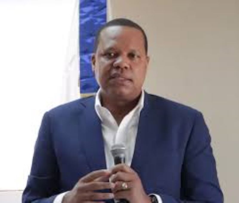 En este momento estás viendo Alcántara resalta liderazgo del presidente Abinader frente a crisis migratoria haitiana