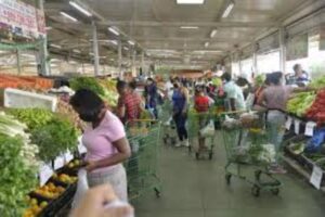 Lee más sobre el artículo ¿Dónde rinde más el dinero: en el mercado o en el supermercado?