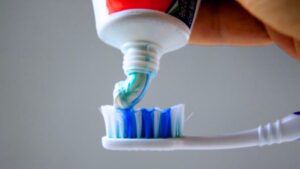 Lee más sobre el artículo Digemid alerta de 14 pastas dentales con riesgo de irritación por fluoruro de estaño