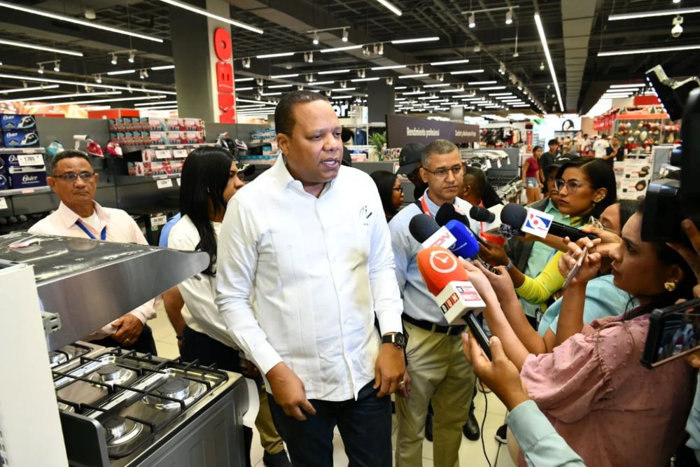 En este momento estás viendo Eddy Alcántara supervisa establecimientos por “Viernes Negro”.