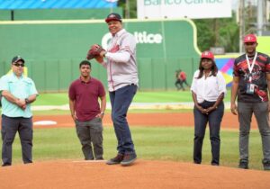 Lee más sobre el artículo Eddy Alcántara lanza la primera bola en partidoentre Leones del Escogido y Estrellas Orientales