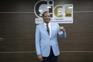 Lee más sobre el artículo Eddy Alcántara resalta seguridad y tecnología de la nueva cédula de identidad