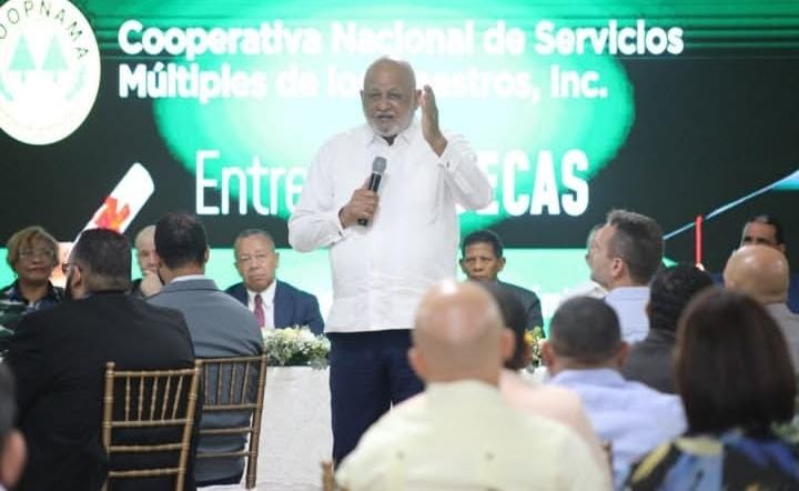 En este momento estás viendo COOPNAMA entrega becas y Roberto Fulcar exhorta a jóvenes a romper las cadenas de la pobreza a través de la educación