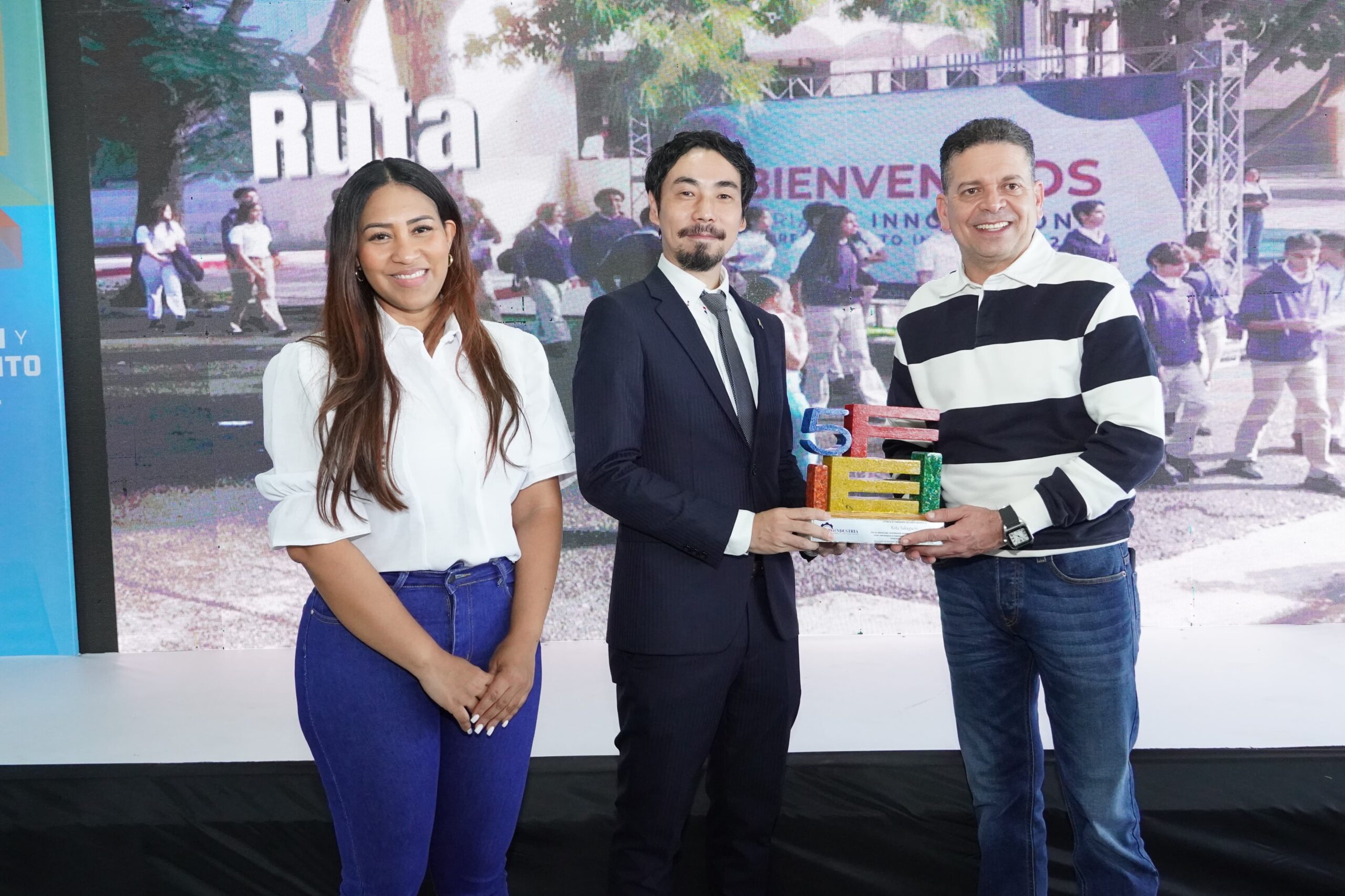 En este momento estás viendo Más de 2,000 estudiantes participan en jornada de actividades de la V Feria de Innovación Industrial en Santiago*