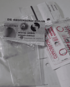 Lee más sobre el artículo Sobres de bicarbonato vendidos al detalle en colmados exponen datos y fotos de personas