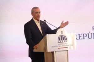 Lee más sobre el artículo Presidente Abinader anuncia que combustibles no aumentarán está semana