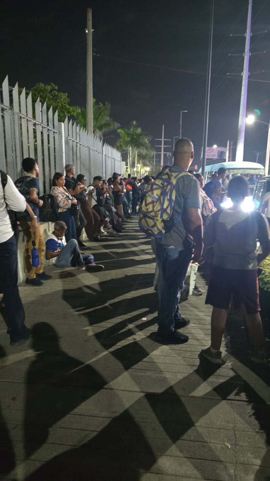 En este momento estás viendo Usuarios esperan hasta 45 minutos por autobuses de la OMSA hacia Ciudad Juan Bosch