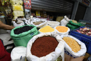 Lee más sobre el artículo Amas de casas «gritan» por los altos precios de los alimentos y llaman población a cacerolazos
