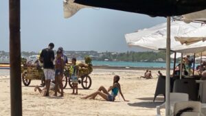 Lee más sobre el artículo La playa del pueblo se encarece: Boca Chica entre los altos precios, el hostigamiento y la pérdida de su esencia