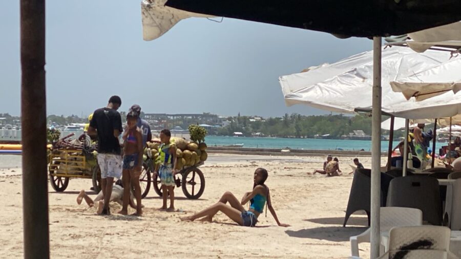 En este momento estás viendo La playa del pueblo se encarece: Boca Chica entre los altos precios, el hostigamiento y la pérdida de su esencia