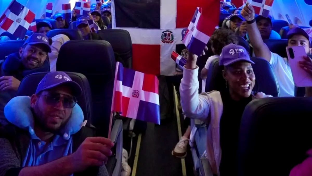 En este momento estás viendo Arajet y Ron Ozama llevan el orgullo dominicano a 30,000 pies de altura rumbo al Dominican Day Parade
