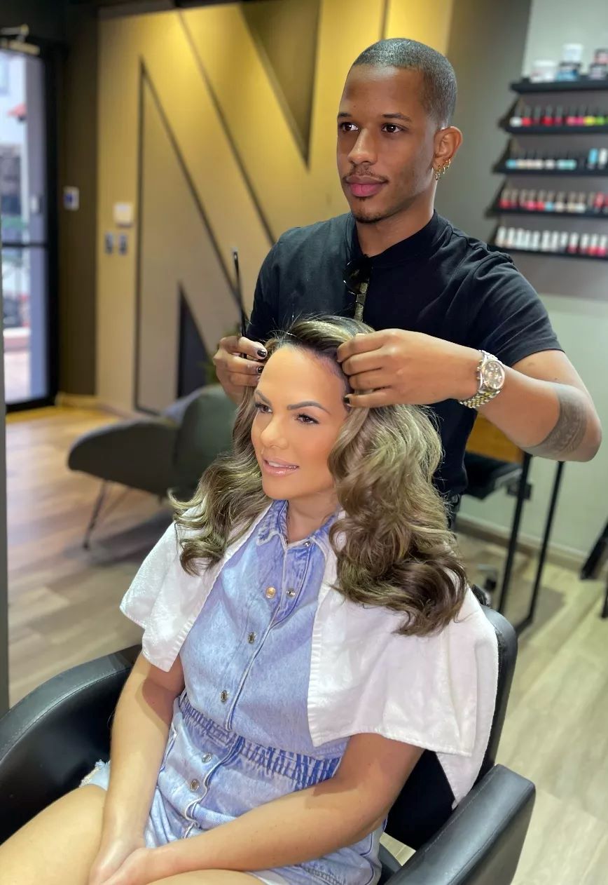 En este momento estás viendo Colores de cabello que marcan tendencia esta temporada: tonos naturales, cálidos y sofisticados