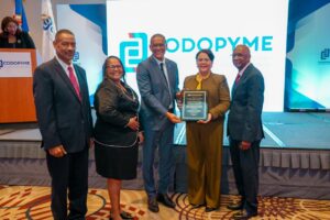 Lee más sobre el artículo CODOPYME reconoce trayectoria y aportes de Maira Morla Pineda al desarrollo de las MIPYMES