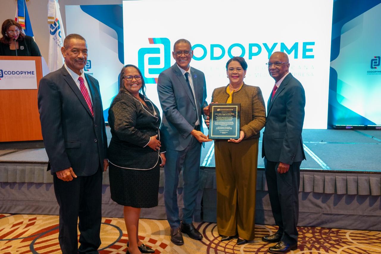 En este momento estás viendo CODOPYME reconoce trayectoria y aportes de Maira Morla Pineda al desarrollo de las MIPYMES