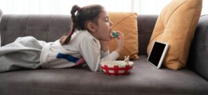 Lee más sobre el artículo Así se relacionan los ultraprocesados y las pantallas con la capacidad de atención y la hiperactividad infantil