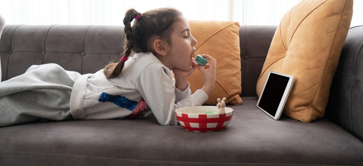 En este momento estás viendo Así se relacionan los ultraprocesados y las pantallas con la capacidad de atención y la hiperactividad infantil